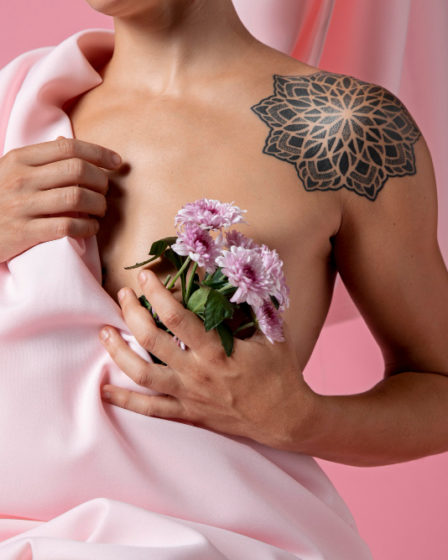 Femme drap rose avec fleur